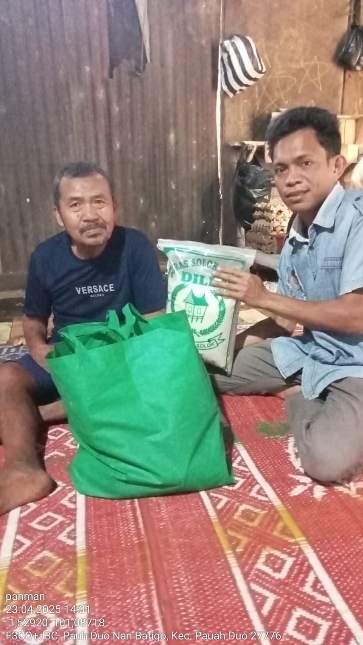 Kepala jorong mendampingi Dinas Sosial memberikan bantuan