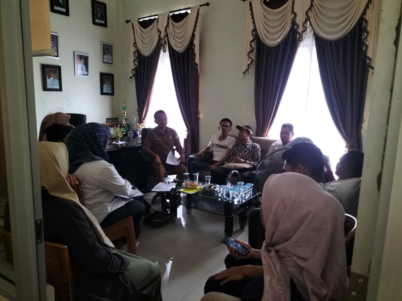 Menerima tamu dari Balai yang akan memberikan bantuan 