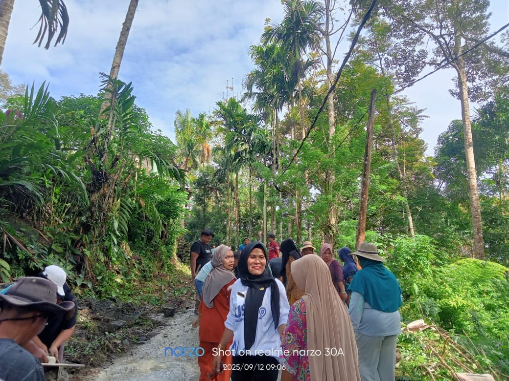  goro bersama warga jorong paninjauan dalam rangka melakukan pengecoran jalan_ jalan yg rusak parah